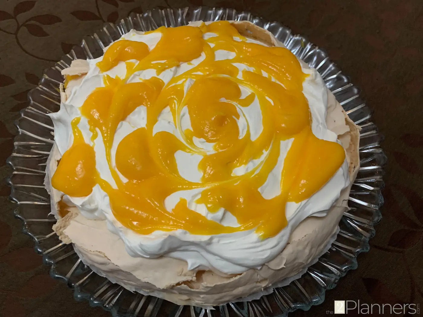 Pavlova with Sweet Egg Cream